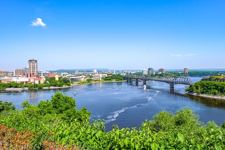 Blauer Fluss mit Museum und Brücke Ottawa Sehenswürdigkeiten