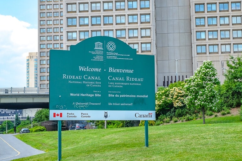 Grünes Schild über grünem Gras bei Rideau Kanal in Ottawa Kanada