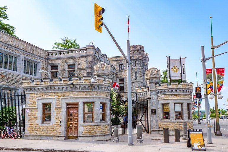 Eingang mit Tor und Steinmauer für Canadian Mint in Ottawa