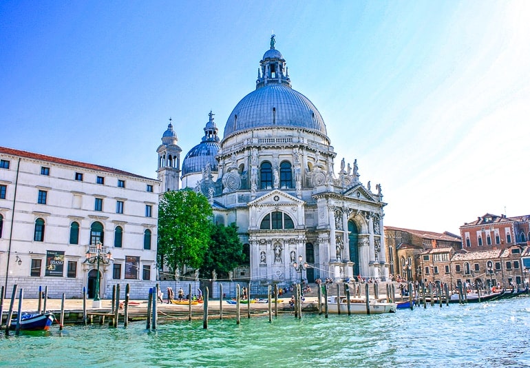 Weiße Kuppel von Kirche neben Kanal in Venedig