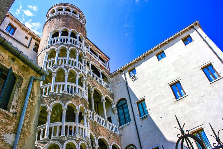 Wendeltreppe neben Gebäude aus Stein in Venedig Italien