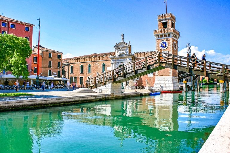 Braune Brücke und Turm mit Wasser im Vordergrund Sehenswertes Venedig Italien