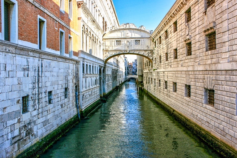 Kleine weiße Brücke zwischen zwei Gebäuden mit Wasser unter der Brücke Seufzerbrücke Venedig