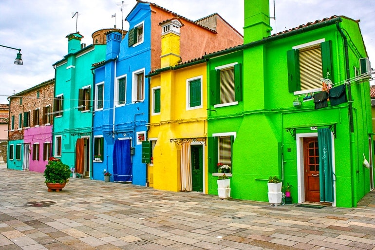 Grüne gelbe und blaue Häuser in Burano Italien