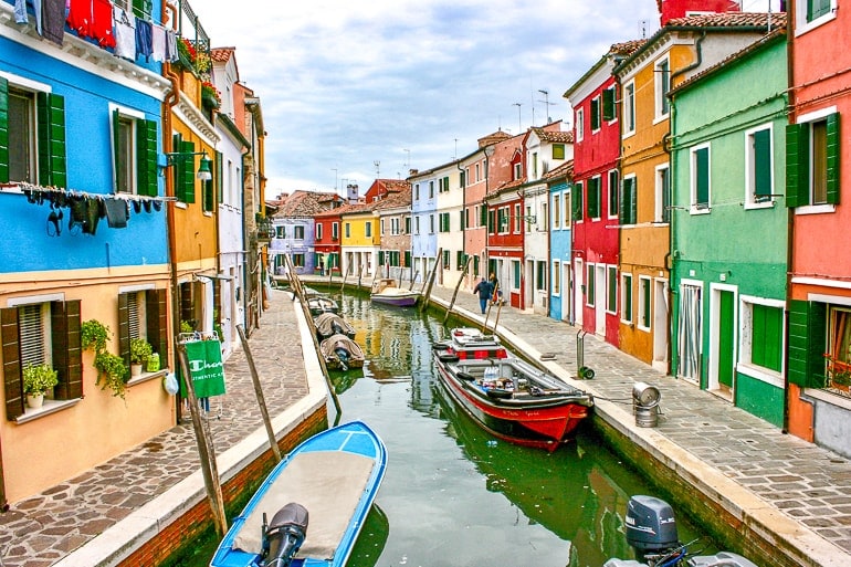 Bunte Gebäude mit Kanal und Booten im Zentrum von Burano Italien