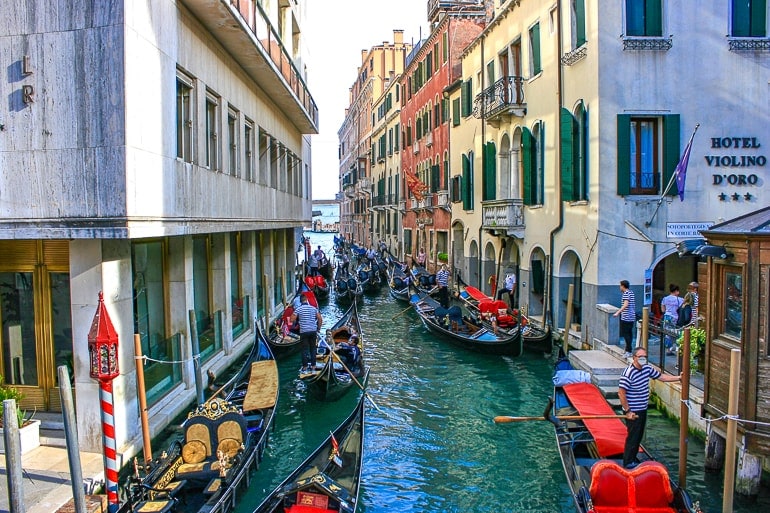 Gondeln mit stehenden Männern auf Kanal in Venedig Italien