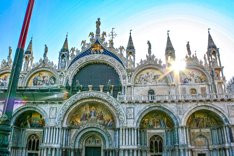 Verzierte Kirche mit Türmen und Gemälden Markusdom in Venedig Attraktionen