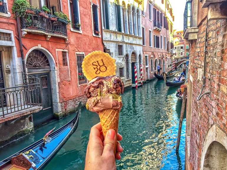 Eis in Waffel mit kleinem Keks fotografiert über Kanal in Venedig