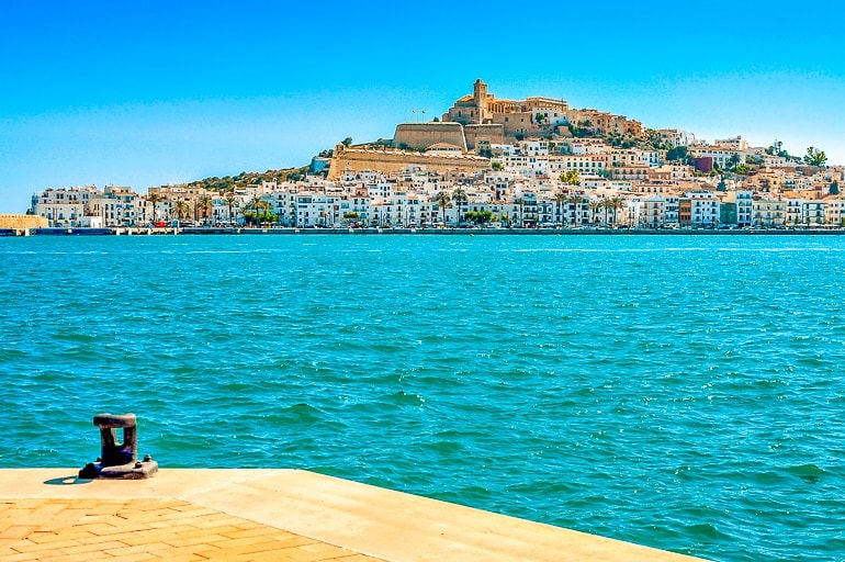 Blaues Meer mit Altstadt auf Hügel Dalt Vila Ibiza Spanien