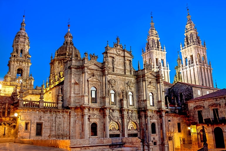 Verzierte Türme von Kathedrale beleuchtet am Abend Sehenswürdigkeit in Spanien