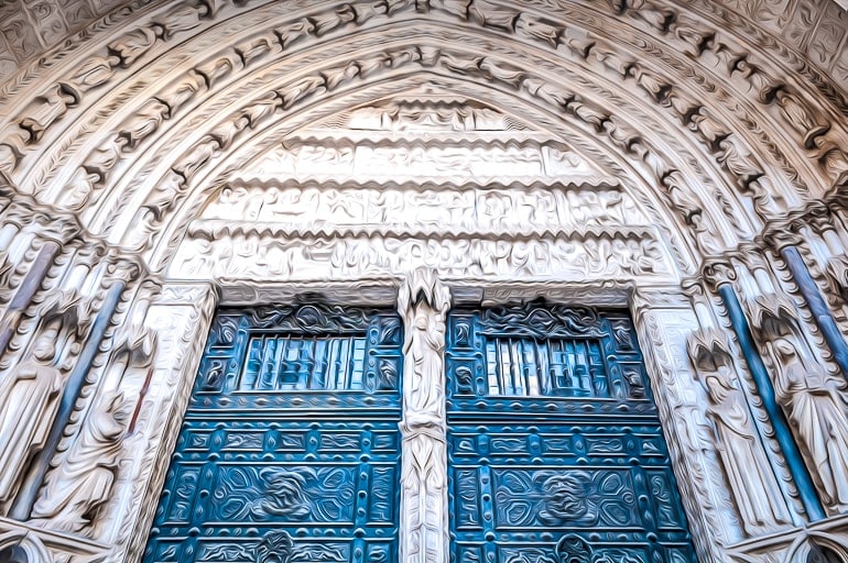Blaue Tür von Kathedrale mit weißer Kuppel in Toledo Spanien