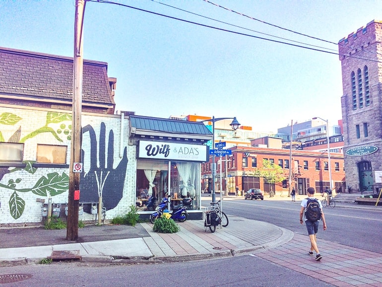 Mann überquert Straße neben Cafe in Ottawa Kanada.