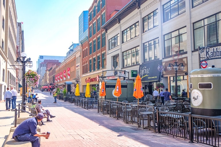Fußgängerstraße in Ottawa Kanada mit Stühlen und Tischen auf der Seite.