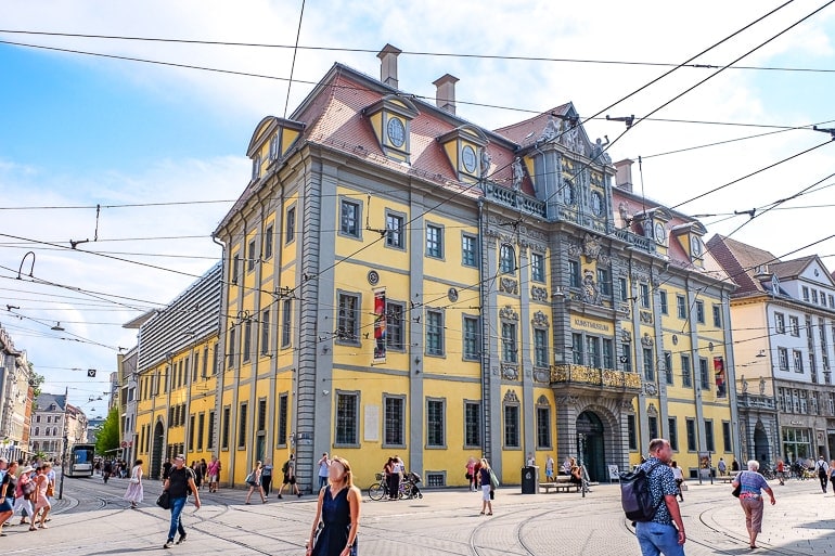Gelbes kistorisches Museum an geschäftiger Straßenecke in Erfurter Altstadt