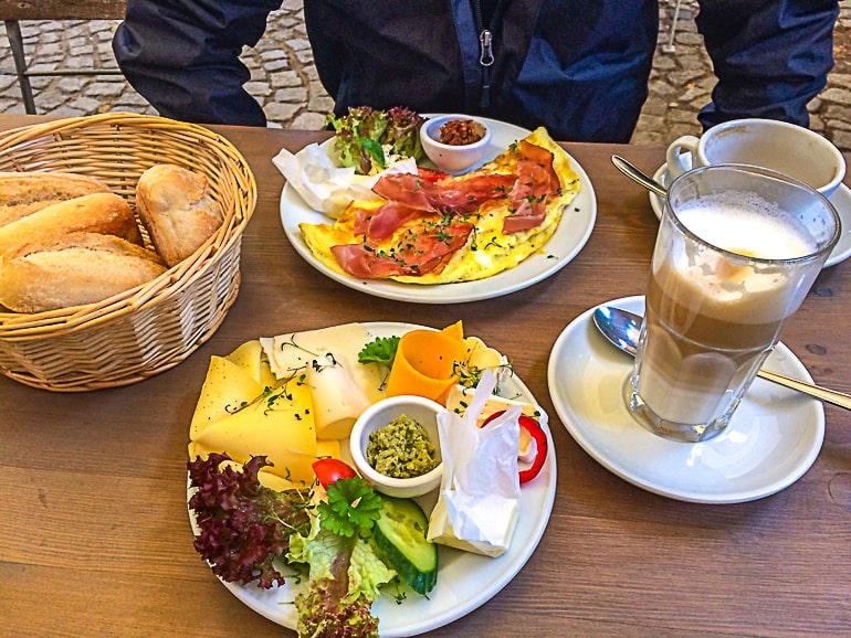 Frühstücksteller auf Tisch mit Kaffee und Brötchen