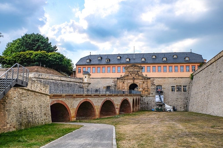 Eingang zur Zitadelle miit Gehweg aus Stein in Erfurt Deutschland