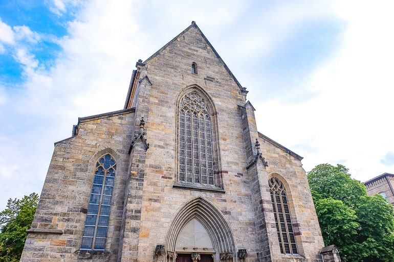 Großer Eingang zu Kirche aus Stein mit blauem Himmel Sehenswertes Erfurt