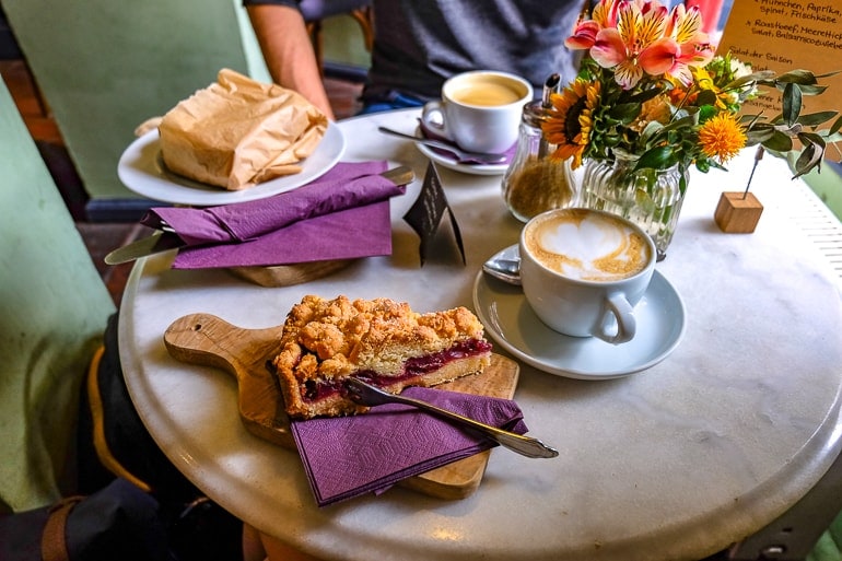 Kuchen und Kaffee auf Holztisch in Cafe in Erfurt