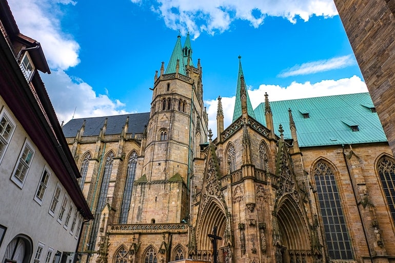 Fassade und Fenster von Erfurter Dom mit grünem Dach