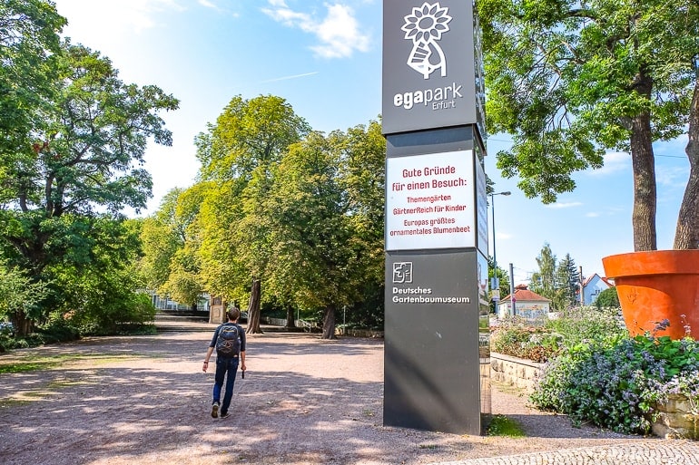 Man läuft in Richtung Park neben großem Schild für Egapark Erfurt
