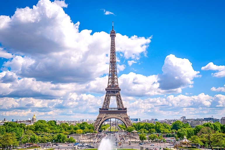 Turm aus Stahl mit blauem Himmel im Hintergrund Eiffelturm Paris Tagesausflug ab London