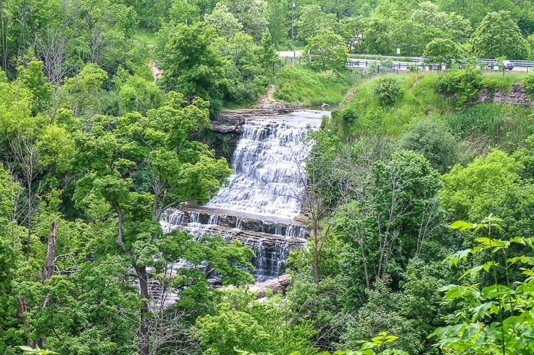 Wasserfall durch grüne Bäume in Hamilton Ontario Toronto Tagesausflug
