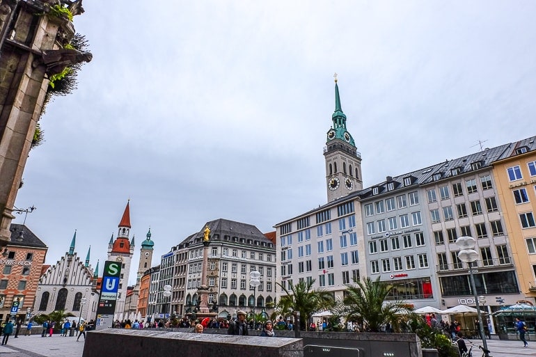 Bunte Gebäude in Altstadt von München mit Turm und U-Bahn Haltestelle