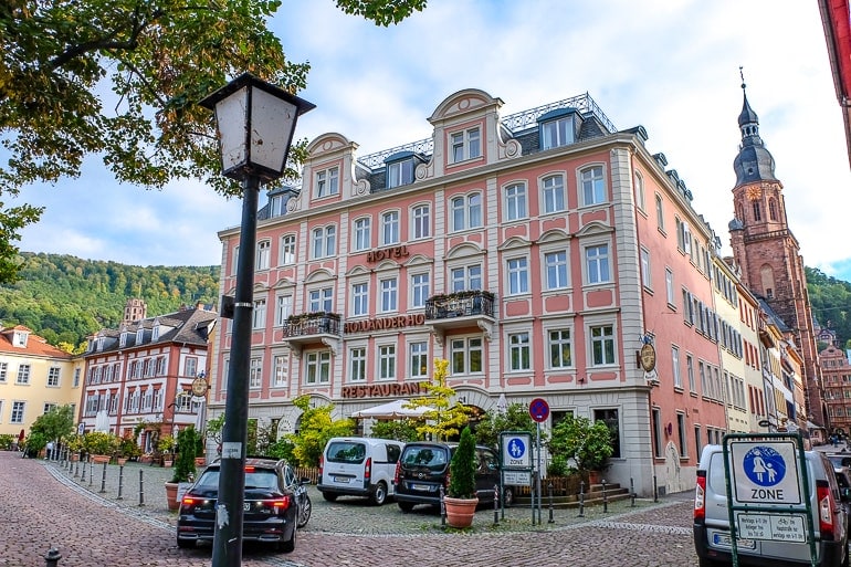 Bräunliches Hotel mit Autos geparkt im Vordergrund in Heidelberg