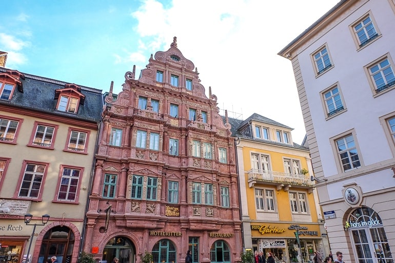 Rotes Hotel mit alten Gebäuden daneben Altstadt Heidelberg
