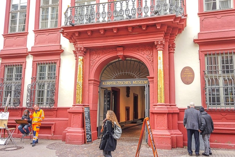 Roter und weißer Torbogen als Eingang zu Museum in Altstadt