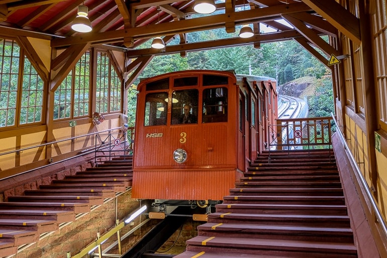 Rote Bergbahn unter Dach aus Holz in Heidelberg