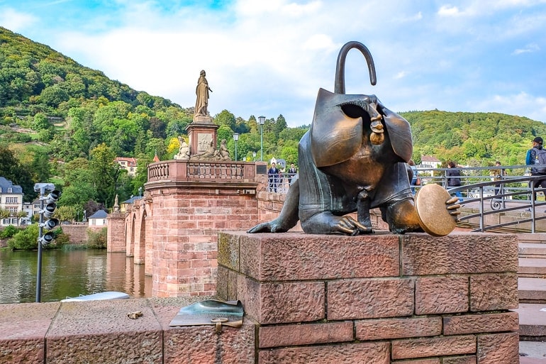 Affe aus Bronze am Ende der roten Brücke in Heidelberg