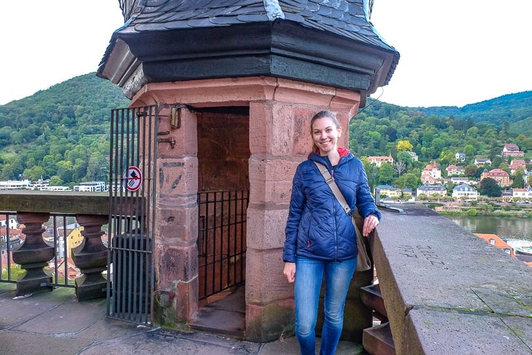 Frau steht neben Steinturm Aussichtplattform von Kirchturm