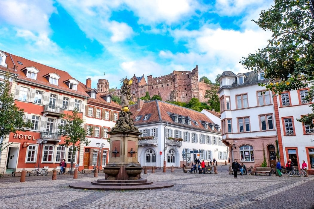 Bunter Platz in Altstadt mit Schloss Heidelberg im Hintergrund