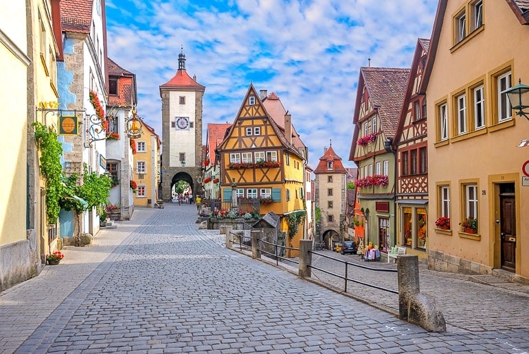 Bunte Gebäude in Altstadt von deutscher Kleinstadt mit Turm und Straßen mit Kopfsteinpflaster Rothenburg ob der Tauber