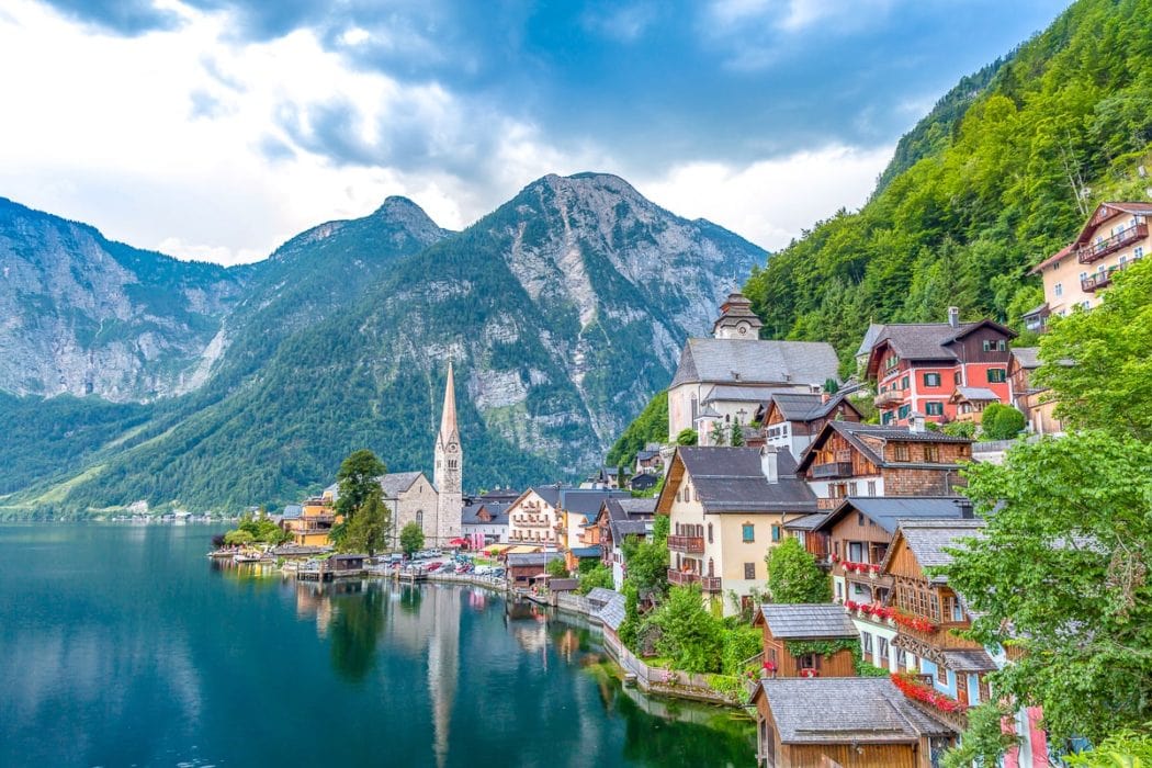 Dorf  beim See mit Bergen im Hintergrund Hallstatt Österreich