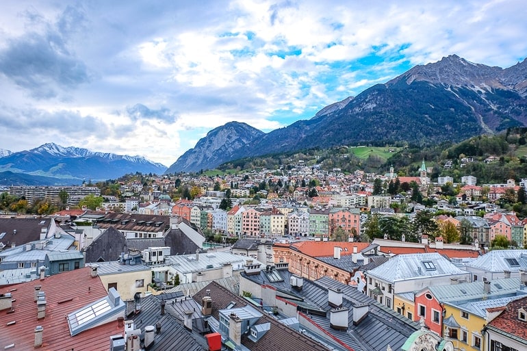 Bunte Gebäude in Altstadt mit Bergen im Hintergrund Innsbruck Österreich
