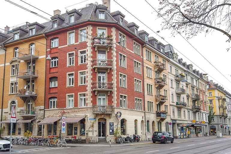 Rotes Gasthaus an Straßenecke von Zürich.