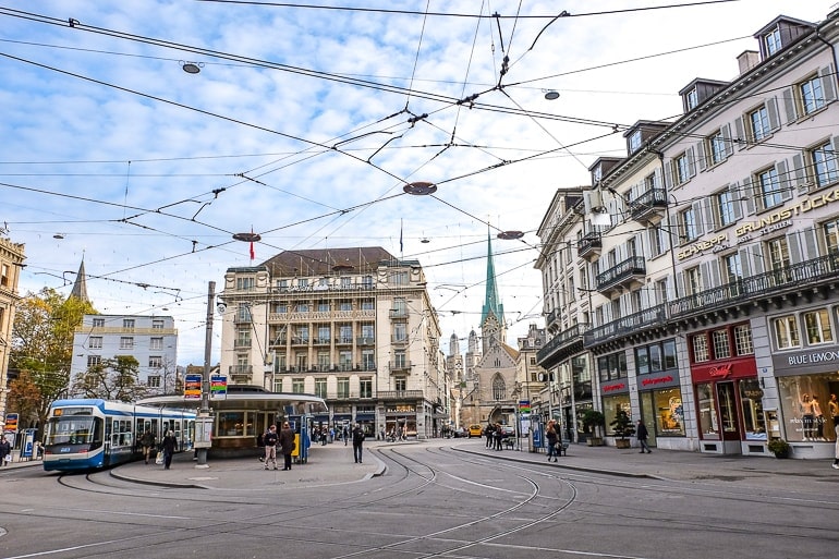 Straßenbahn, Schienen, und Kabel mit Gebäuden in Innenstadt von Zürich. 