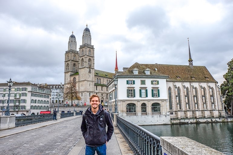 Mann vor großer Kirche in Altstadt von Zürich Schweiz