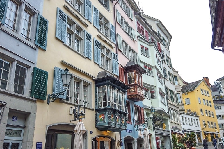 Bunte Häuser entlang einer Gasse in Altstadt von Zürich