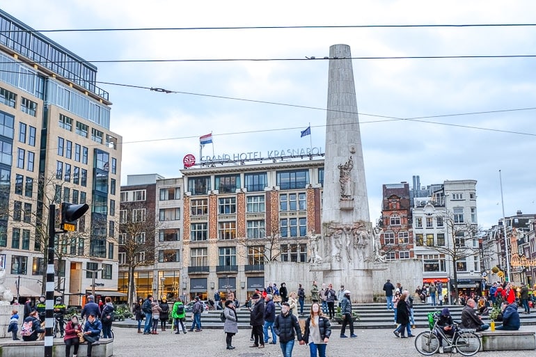 Hotel mit Flaggen auf Platz hinter Statue Amsterdam Unterkunft