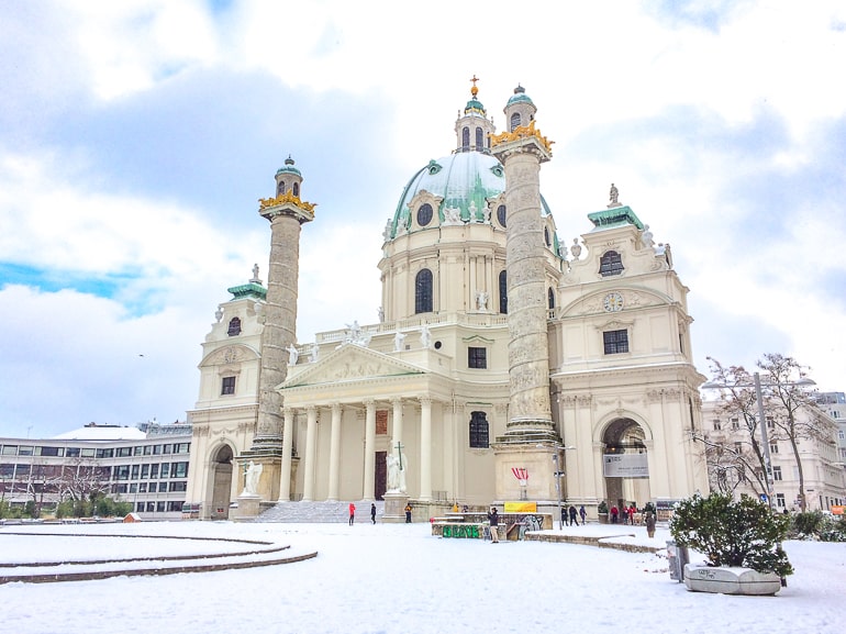 Große Kirche mit Türmen und grüner Kuppel in Wieden Wien