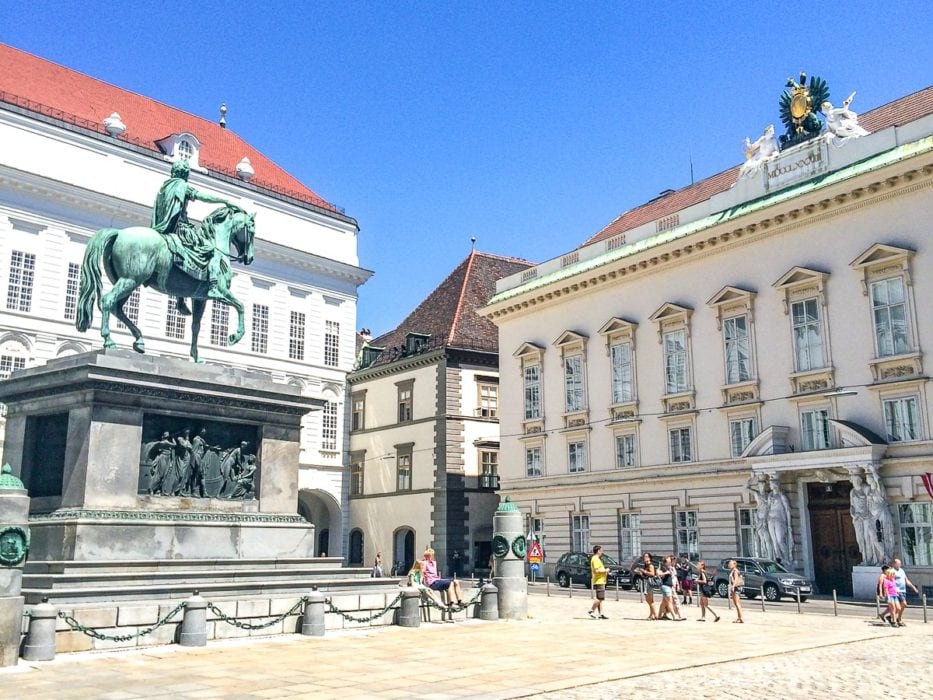Statue von Pferd in Hof mit historischen Gebäuden in Wien Österreich