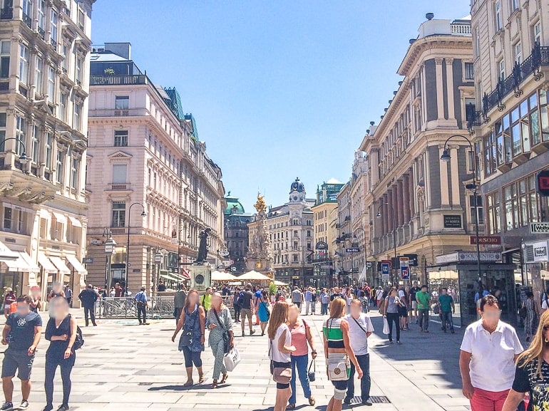Menschen laufen entlang Fußgängerzone in Innenstadt von Wien