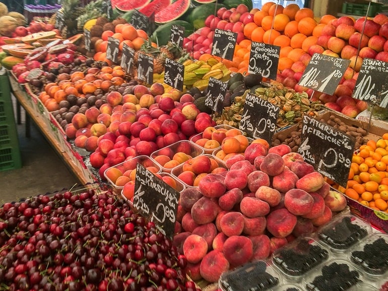 Obst in Boxen mit Schildern auf dem Naschmarkt in Wien