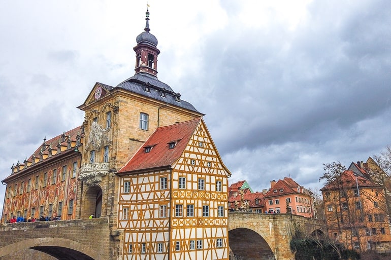 Gelbes Altes Rathaus auf Brücke mit grauem Himmel in Bamberg