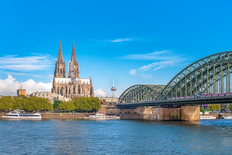 Foto von Metallbrücke über Fluss mit Kölner Dom im Hintergrund