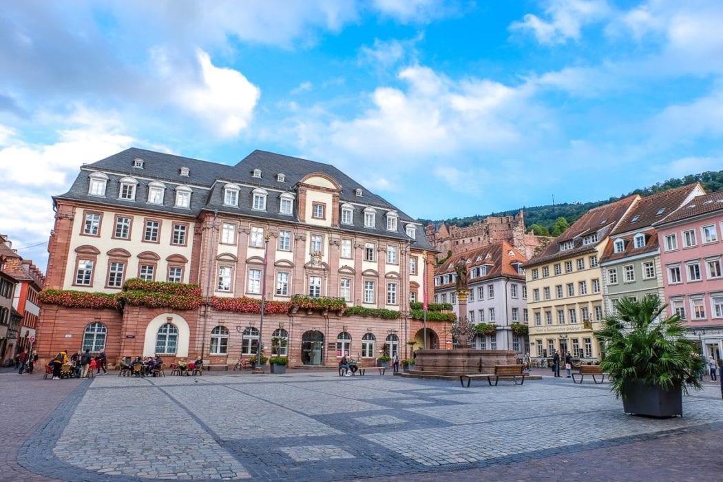 Bunte Gebäude in Altstadt von Heidelberg am Marktplatz mit Kopfsteinpflaster