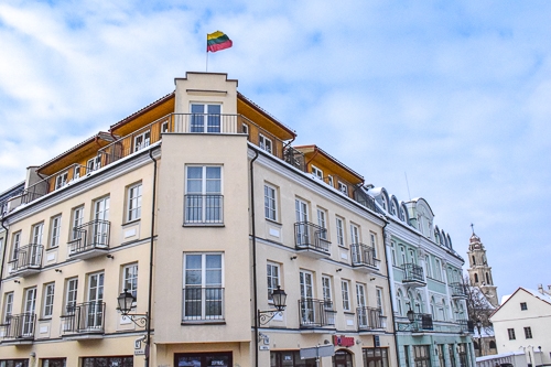 Beiges Gebäude in Altstadt von Vilnius mit litauischer Flagge auf dem Dach